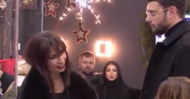U Selu Zabrdica Godinama Zivi Sa Zenom I Cetvoro Djece Supruga Nenada Jezdica Se Nikad Ne Pojavljuje U Javnosti Zabranila Mu Samo Jedno Itcbuss