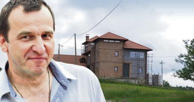 U SELU ZABRDICA GODINAMA ŽIVI SA ŽENOM I ČETVORO DJECE: Supruga Nenada Jezdića se NIKAD ne pojavljuje u javnosti, zabranila mu samo jedno U SELU ZABRDICA GODINAMA ŽIVI SA ŽENOM I ČETVORO DJECE: Supruga Nenada Jezdića se NIKAD ne pojavljuje u javnosti, zabranila mu samo jedno